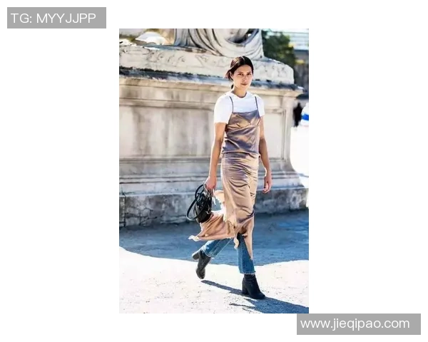 街头风采足球明星时尚街拍视频展现运动与潮流的完美结合