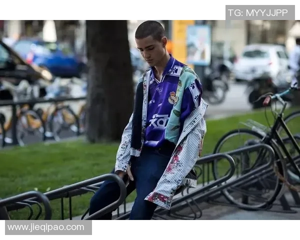 足球明星日常穿搭揭秘鞋子选择与时尚潮流的完美结合 足球明星日常穿搭揭秘鞋子选择与时尚潮流的完美结合